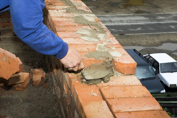 Χτίστης Δουλεύει Στο Εργοτάξιο Ενός Τοίχου Από Τούβλα Bricklayer Βάζοντας — Φωτογραφία Αρχείου