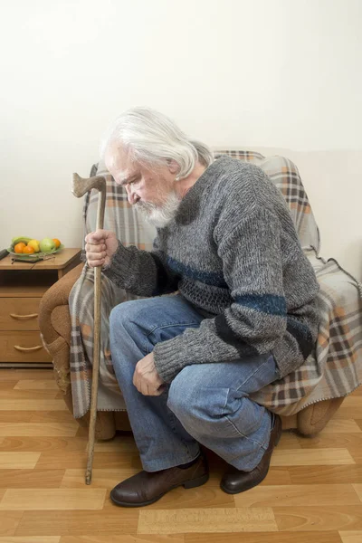 Velho Doente Triste Orfanato Para Idosos Senta Uma Cadeira Sozinho — Fotografia de Stock