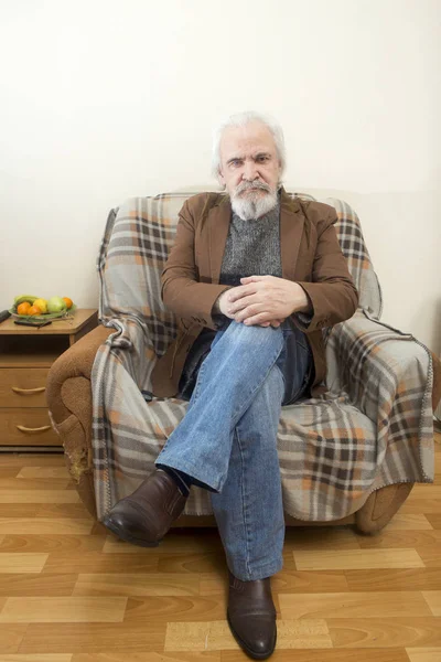 Ein Einsamer Charismatischer Nicht Entmutigter Großvater Sitzt Hause Sessel Und — Stockfoto