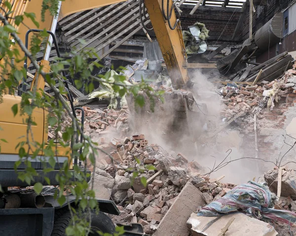 Destruição Das Paredes Antigo Edifício Limpeza Detritos Construção Com Balde — Fotografia de Stock