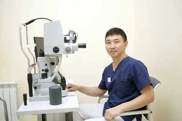Asiatischer Augenarzt Arbeitet Seinem Arbeitsplatz Mit Dem Gerät — Stockfoto