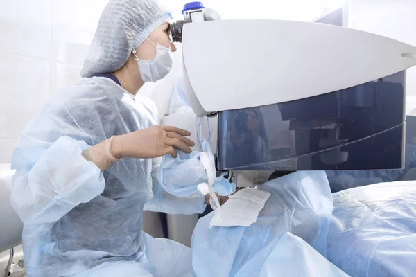 Λέιζερ Χειρουργική Επέμβαση Για Την Αφαίρεση Καταρράκτη Και Διόρθωση Όρασης — Φωτογραφία Αρχείου