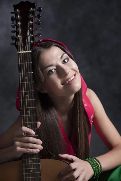 Молодая Девушка Играет Гитаре Поет Смешной Рок Грустные Романы — стоковое фото