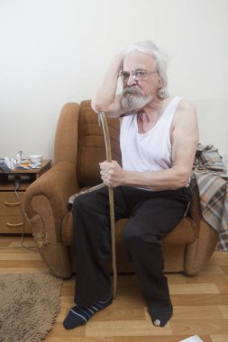 Katarakt ve Glokom, göz hastalığı muzdarip bir eski yalnız hasta zavallı adam, tek başına bir sandalyede oturur.