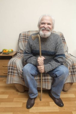 Yalnız, karizmatik, değil cesareti Dede bir koltukta evde oturur ve son yıl, olaylar yaşamış bir yaşam remembering yansıtır.