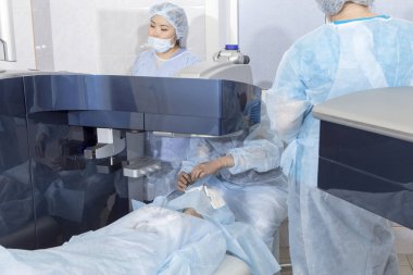 Lazer ameliyatı için vizyon düzeltme ve katarakt kaldırma