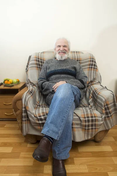 一个孤独 有魅力 不气馁的祖父坐在家里的扶手椅上 回想过去的岁月 回忆着生活中的事件 — 图库照片