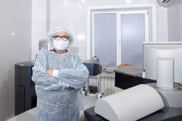 Seorang Dokter Bedah Laki Laki Berdiri Dekat Meja Operasi Sebelum — Stok Foto