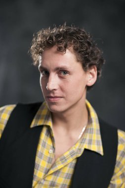 Kıvırcık saçları ve onun boynuna bir eşarp ile büyüleyici genç adam