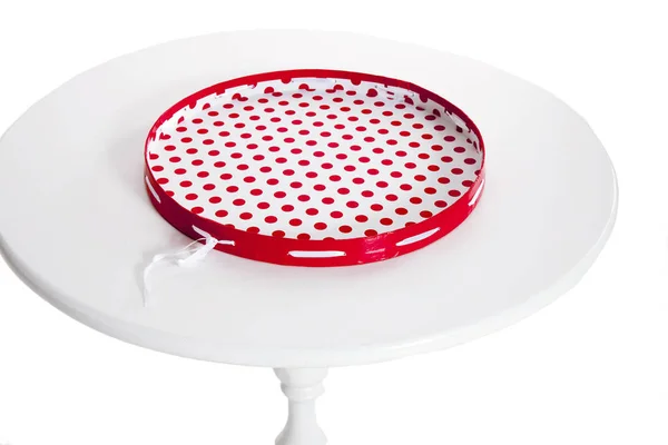 一个巨大的圆形礼品盒 有波尔卡圆点墙和一个红色的盖子 躺在一张圆形的白色桌子上 — 图库照片