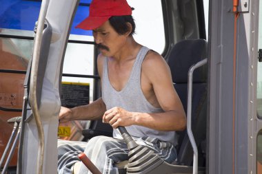 İnşaat alanında kazıcı.