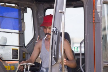 İnşaat alanında kazıcı.