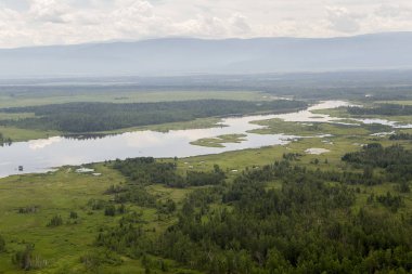 Nehirler ve göller Doğu Sibirya üzerinden yükseklik. Göller ve Sibirya Tayga nehre helikopter kokpit üzerinden bir görünüme
