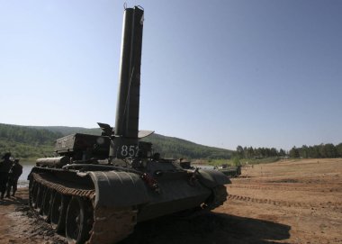 Doğu Sibirya toprağa eğitim tankı. Askeri tatbikatlar savaş Rusya'nın yakın bir durumda tank tümeni