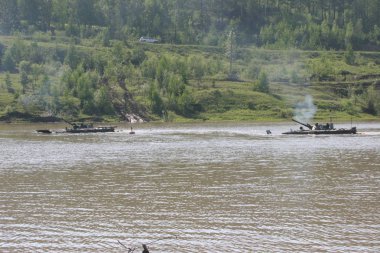 Doğu Sibirya toprağa eğitim tankı. Askeri tatbikatlar savaş Rusya'nın yakın bir durumda tank tümeni