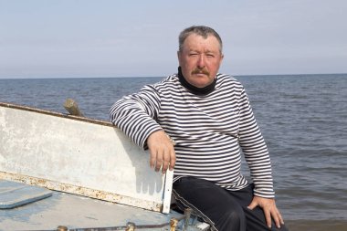 Baykal Gölü kıyısında bir ışık dural Teknede Olgun bir adam portresi