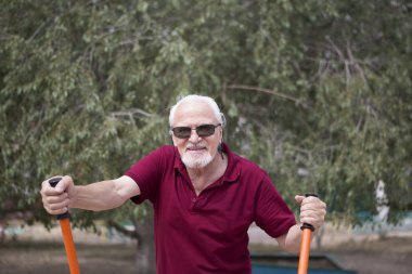 Spor malzemeleri açık havada bir şehirde üzerinde çekici komuta sizde trenler. Bir sağlıklı yaşam ve spor için her kişi eğitim erişilebilirliğini kavramı. Kamuya açık bir yerde mevcut spor malzemeleri.