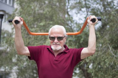 Spor malzemeleri açık havada bir şehirde üzerinde çekici komuta sizde trenler. Bir sağlıklı yaşam ve spor için her kişi eğitim erişilebilirliğini kavramı. Kamuya açık bir yerde mevcut spor malzemeleri.