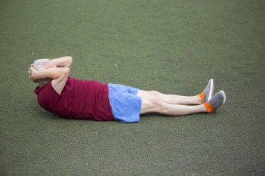 Komuta sizde açık havada spor stadyumunda pratiği yapıyor. Sağlıklı yaşam ve spor için her kişi eğitim durumu kavramı. Kamuya açık bir yerde mevcut spor malzemeleri.