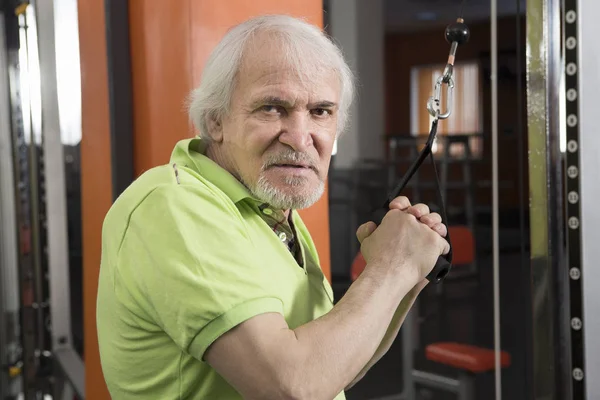 Привлекательный Пожилой Человек Спортзале Работает Гирями — стоковое фото