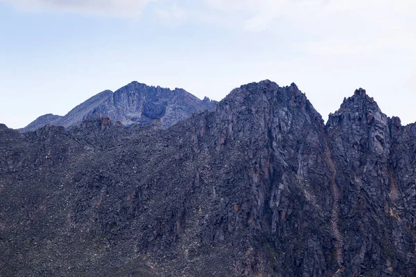 从直升机的驾驶舱的俄罗斯联邦布里亚特共和国 Tunkinsky 国家公园的山的看法 这条山脉的名称 — 图库照片