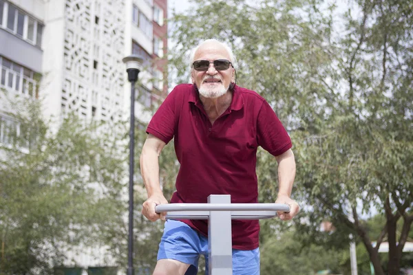 Atractivo Hombre Mayor Entrena Equipos Deportivos Una Ciudad Aire Libre —  Fotos de Stock