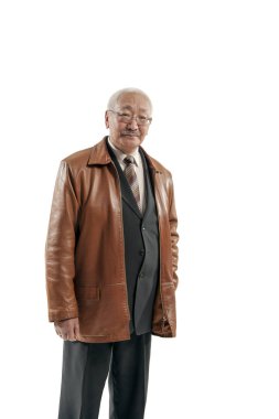 Üst düzey Asya adam beyaz arka plan üzerinde oyulmuş Studio poz