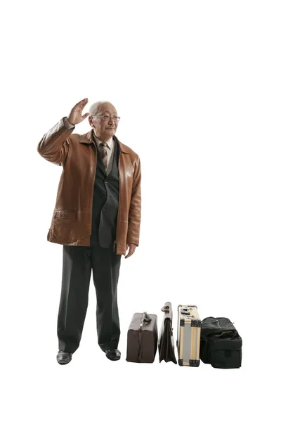 スーツケースの輸送を待っているアジア人男性高齢者 — ストック写真