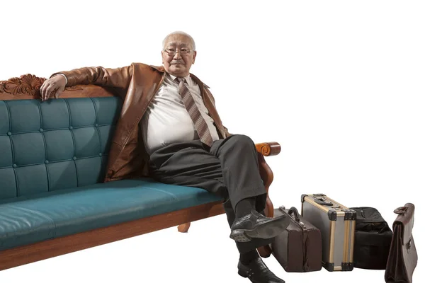 Oude Aziatische Man Met Koffers Wachten Voor Vervoer — Stockfoto