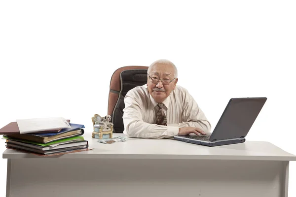 Зрілі Бізнесмен Азіатських Етнічної Приналежності Працюючи Ноутбуці — стокове фото