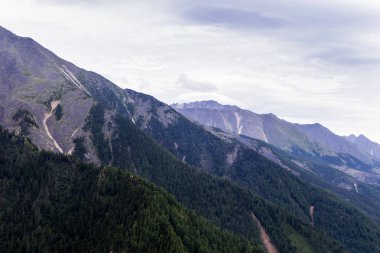 Tunkinsky Buryatia Cumhuriyeti Rusya Federasyonu helikopter kokpit üzerinden milli parkta dağlarının görünümü. Dağ aralığının adını 