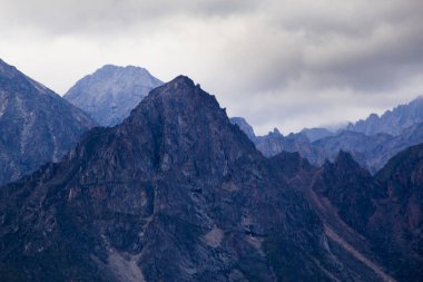 Tunkinsky Buryatia Cumhuriyeti Rusya Federasyonu helikopter kokpit üzerinden milli parkta dağlarının görünümü. Dağ aralığının adını 