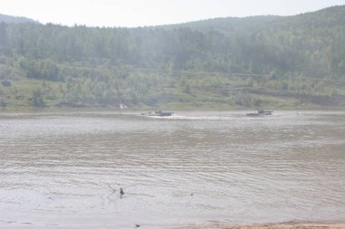 Doğu Sibirya toprağa eğitim tankı. Askeri tatbikatlar savaş Rusya'nın yakın bir durumda tank tümeni