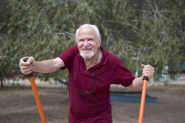Spor malzemeleri açık havada bir şehirde üzerinde çekici komuta sizde trenler. Bir sağlıklı yaşam ve spor için her kişi eğitim erişilebilirliğini kavramı. Kamuya açık bir yerde mevcut spor malzemeleri.