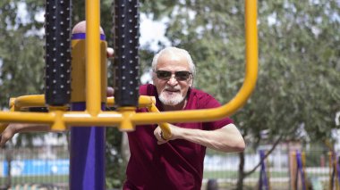 Spor malzemeleri açık havada bir şehirde üzerinde çekici komuta sizde trenler. Bir sağlıklı yaşam ve spor için her kişi eğitim erişilebilirliğini kavramı. Kamuya açık bir yerde mevcut spor malzemeleri.