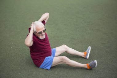 Komuta sizde açık havada spor stadyumunda pratiği yapıyor. Sağlıklı yaşam ve spor için her kişi eğitim durumu kavramı. Kamuya açık bir yerde mevcut spor malzemeleri.