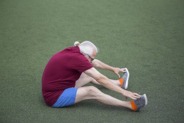 Komuta sizde açık havada spor stadyumunda pratiği yapıyor. Sağlıklı yaşam ve spor için her kişi eğitim durumu kavramı. Kamuya açık bir yerde mevcut spor malzemeleri.