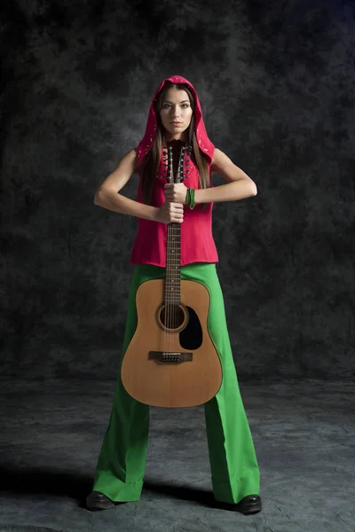 一个年轻的女孩弹吉他 唱有趣的摇滚和悲伤的浪漫 — 图库照片