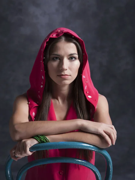 Retrato Uma Menina Encantadora Vermelho Verde Fundo Cinza — Fotografia de Stock