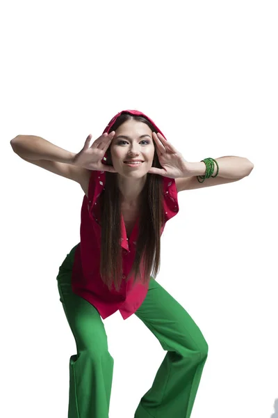 Menina Bonita Uma Blusa Vermelha Calças Verdes Posando Estúdio — Fotografia de Stock