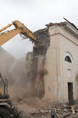 Eski binanın yıkımı.