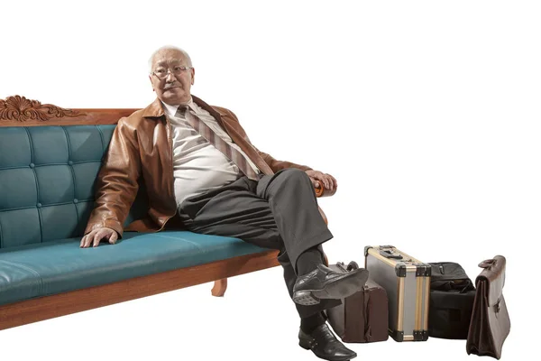 携带行李箱的亚洲老年男子 — 图库照片