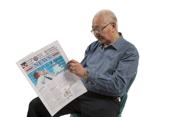 Idoso lendo um jornal — Fotografia de Stock