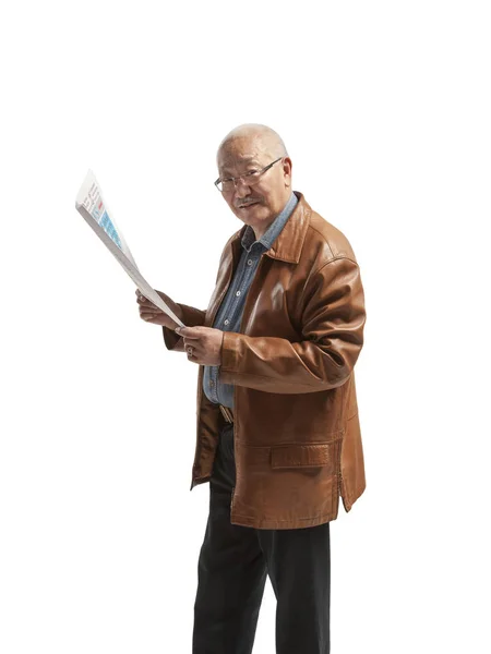 Пожилой человек читает газету — стоковое фото