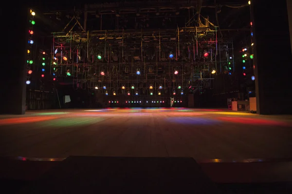 Luz de teatro en el escenario — Foto de Stock