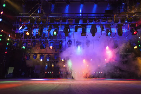 Luz de teatro en el escenario — Foto de Stock