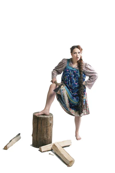Russische Frau mit einer Axt — Stockfoto