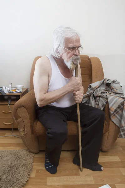 在家里的扶手椅上的老生病的孤独男子 — 图库照片