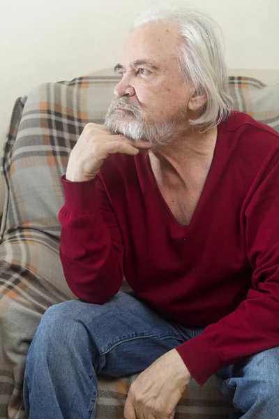 Den gamle mannen i fåtöljen hemma — Stockfoto