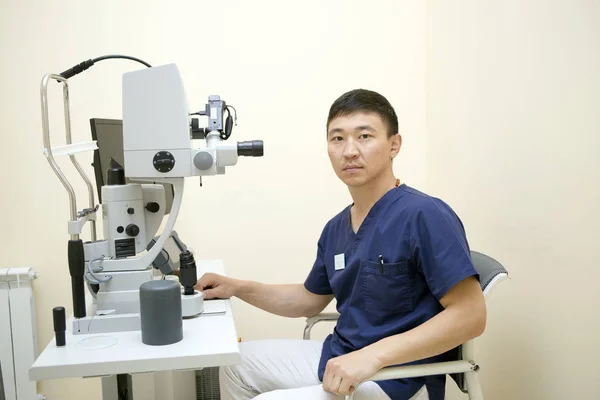 Médico oftalmólogo en el lugar de trabajo — Foto de Stock